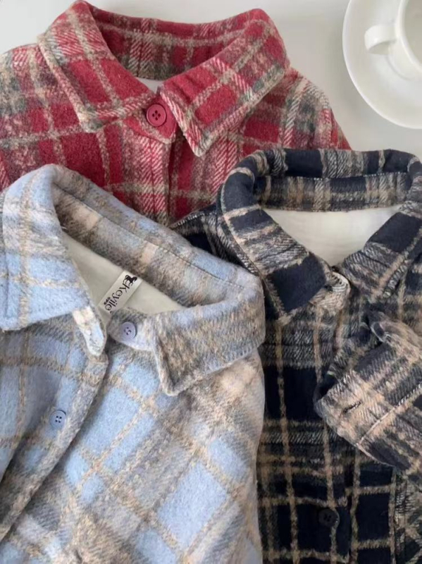 Košula karirnog uzorka, počesana topla tkanina, polo ovratnik, dugi rukavi, slobodan kroj, srednja duljina, unisex