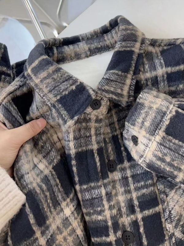 Košula karirnog uzorka, počesana topla tkanina, polo ovratnik, dugi rukavi, slobodan kroj, srednja duljina, unisex