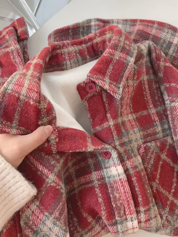 Košula karirnog uzorka, počesana topla tkanina, polo ovratnik, dugi rukavi, slobodan kroj, srednja duljina, unisex