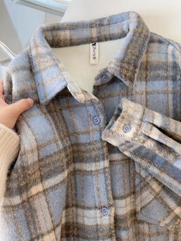 Košula karirnog uzorka, počesana topla tkanina, polo ovratnik, dugi rukavi, slobodan kroj, srednja duljina, unisex