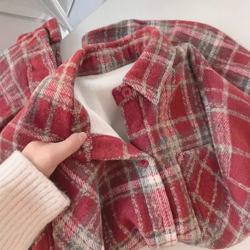 Košula karirnog uzorka, počesana topla tkanina, polo ovratnik, dugi rukavi, slobodan kroj, srednja duljina, unisex
