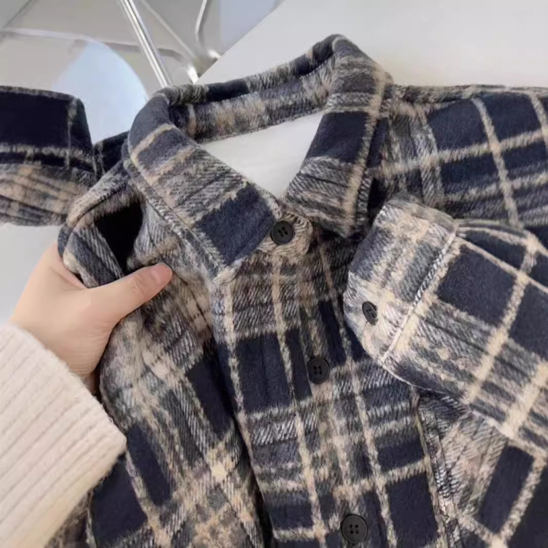 Košula karirnog uzorka, počesana topla tkanina, polo ovratnik, dugi rukavi, slobodan kroj, srednja duljina, unisex