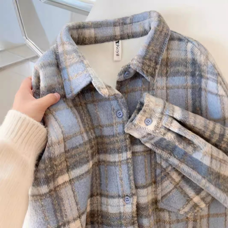 Košula karirnog uzorka, počesana topla tkanina, polo ovratnik, dugi rukavi, slobodan kroj, srednja duljina, unisex
