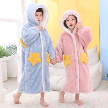 Dvigubo sluoksnio vaiko žvaigždžių chalatas žiemai: poliesterio audinys; poliesterio pluoštas; sudėtis 30–50%; išlaiko šilumą