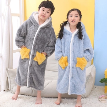 Dvigubo sluoksnio vaiko žvaigždžių chalatas žiemai: poliesterio audinys; poliesterio pluoštas; sudėtis 30–50%; išlaiko šilumą