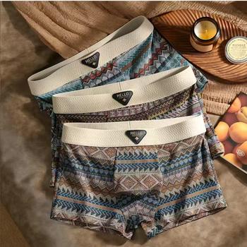 Férfi alsónemű - lélegző, gyorsan száradó, varrás nélküli, középmagas derekú boxer brief; poliészter anyag, belső Milk Silk betét; kamuflázs és virágminták