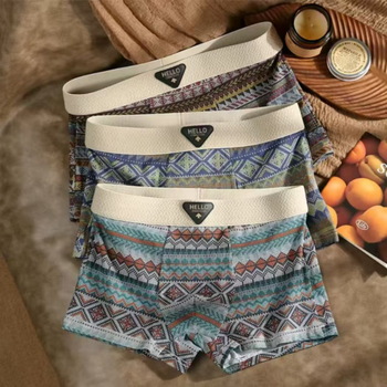 Férfi alsónemű - lélegző, gyorsan száradó, varrás nélküli, középmagas derekú boxer brief; poliészter anyag, belső Milk Silk betét; kamuflázs és virágminták