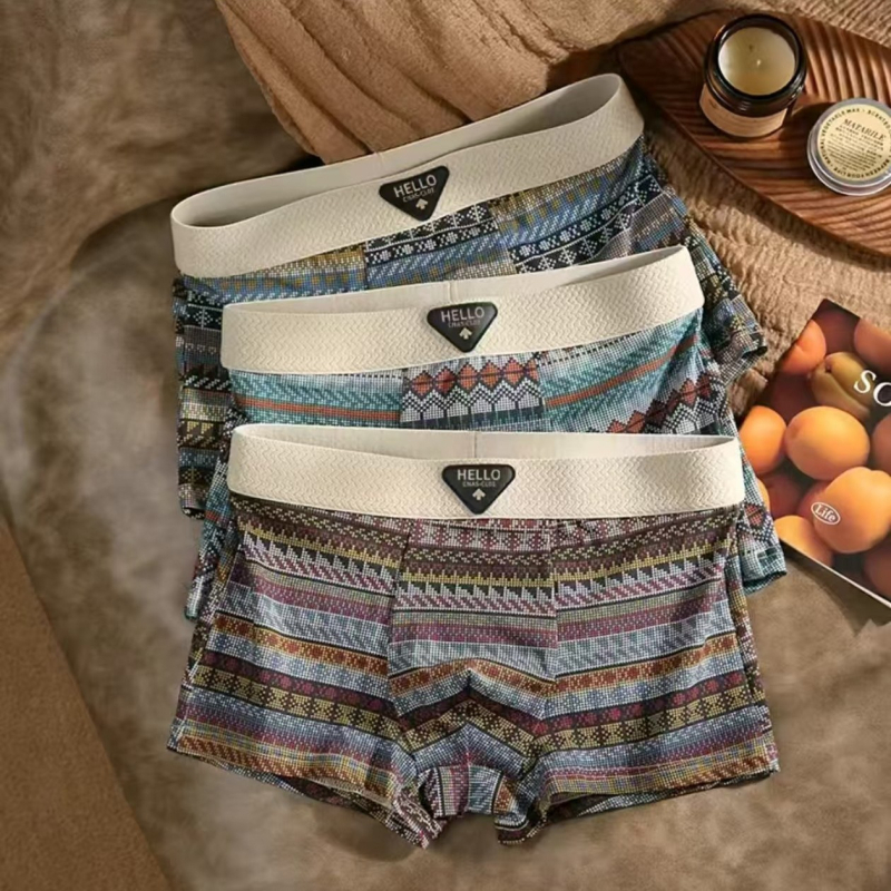 Férfi alsónemű - lélegző, gyorsan száradó, varrás nélküli, középmagas derekú boxer brief; poliészter anyag, belső Milk Silk betét; kamuflázs és virágminták