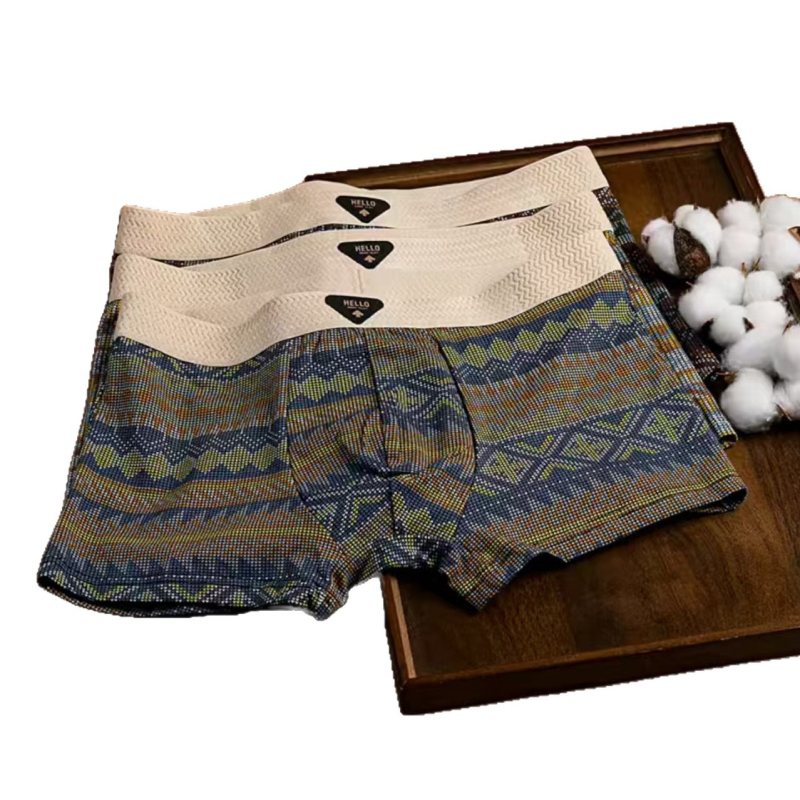 Férfi alsónemű - lélegző, gyorsan száradó, varrás nélküli, középmagas derekú boxer brief; poliészter anyag, belső Milk Silk betét; kamuflázs és virágminták