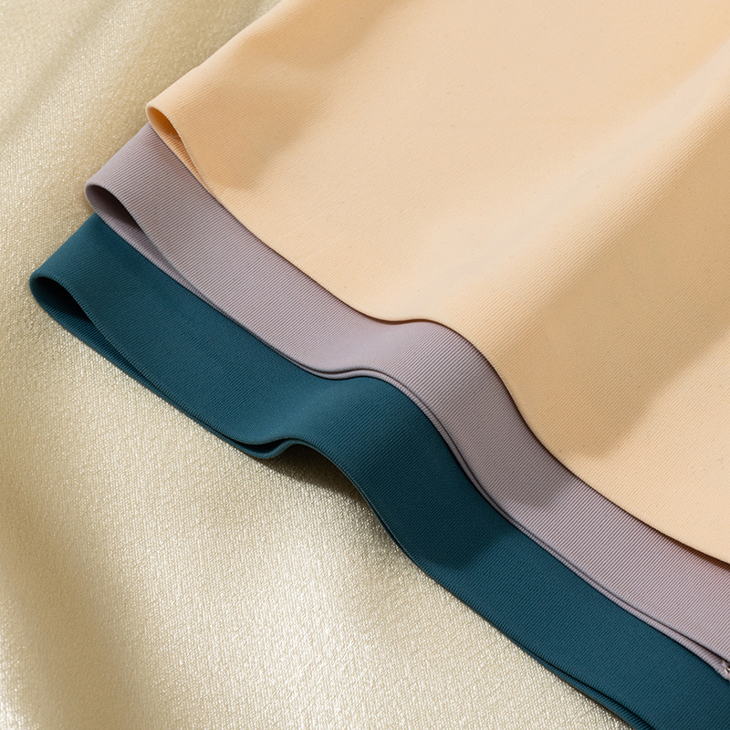 Moterų boxer šortai – antišvytėjimas, be pėdsakų, kvėpuojantys, greitai džiūstantys, nematomi; audinys: nailonas; mezginys: megztas; iekšvartis: medvilnė; pagrindinis audinys: 90–95% nailonas