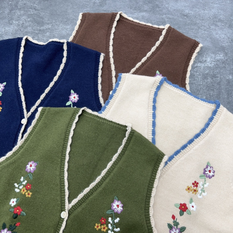 Mori stiliaus mezginė liemenė su gėlių siuvinėjimu, V formos kaklas, 50–65 cm ilgis