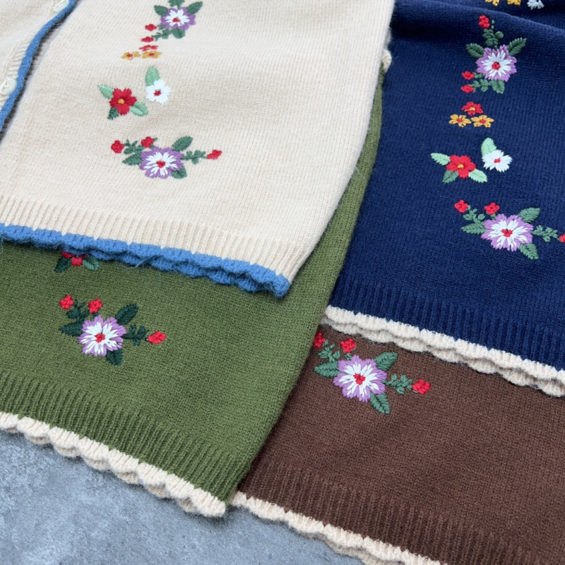 Mori stiliaus mezginė liemenė su gėlių siuvinėjimu, V formos kaklas, 50–65 cm ilgis