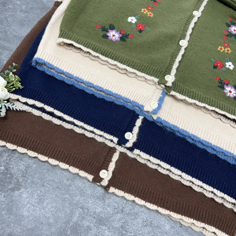 Mori stiliaus mezginė liemenė su gėlių siuvinėjimu, V formos kaklas, 50–65 cm ilgis