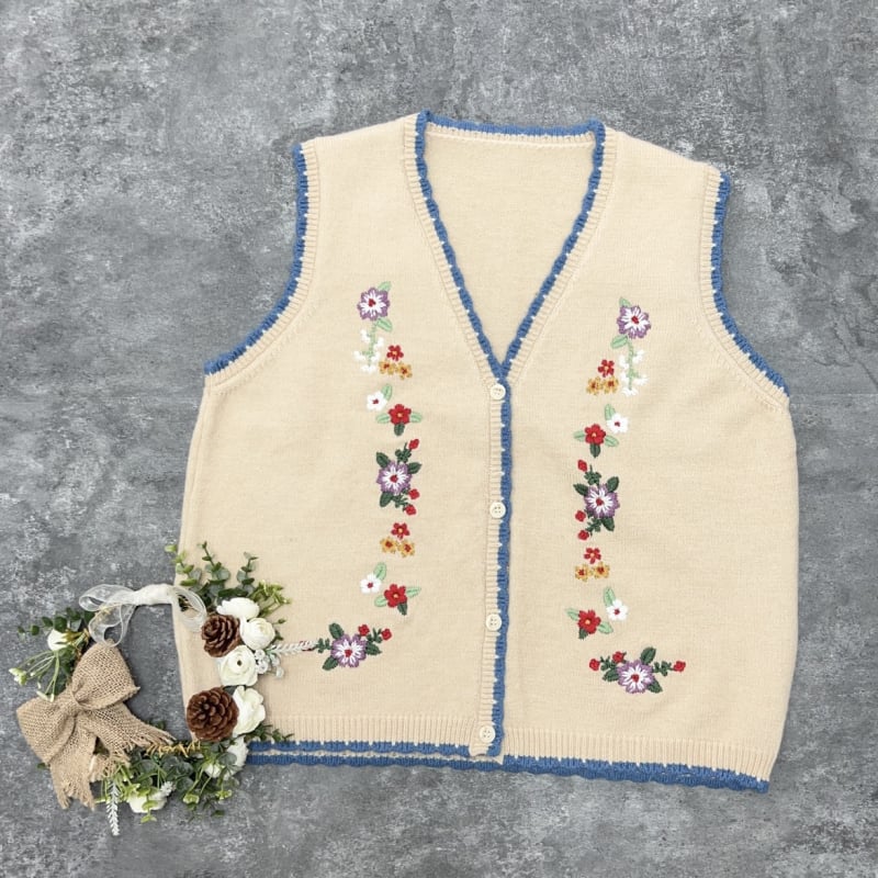 Mori stiliaus mezginė liemenė su gėlių siuvinėjimu, V formos kaklas, 50–65 cm ilgis