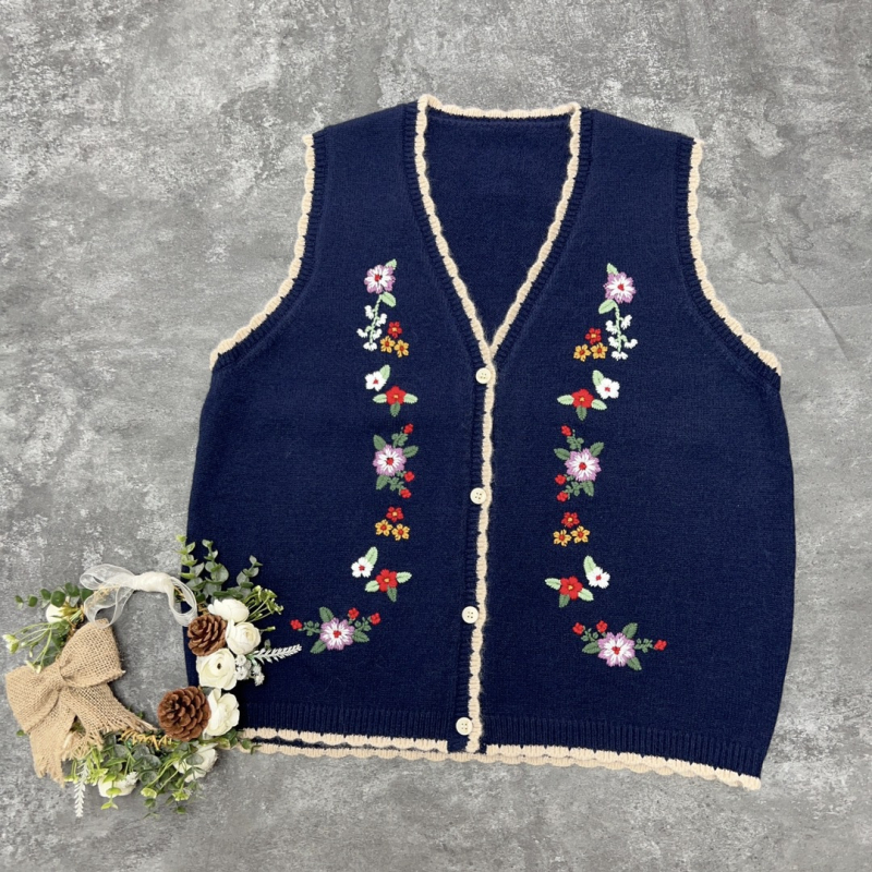 Mori stiliaus mezginė liemenė su gėlių siuvinėjimu, V formos kaklas, 50–65 cm ilgis