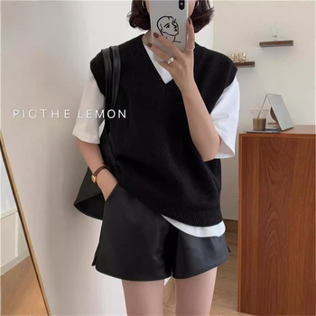 Moterų vilnonė liemenė - V kaklo, megztas raštas, siauras kirpimas, vilnos sudėtis 95%+