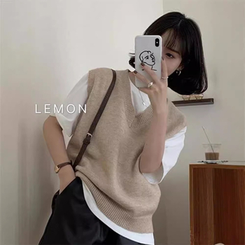 Moterų vilnonė liemenė - V kaklo, megztas raštas, siauras kirpimas, vilnos sudėtis 95%+