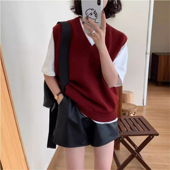 Moterų vilnonė liemenė - V kaklo, megztas raštas, siauras kirpimas, vilnos sudėtis 95%+