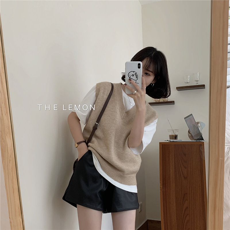 Moterų vilnonė liemenė - V kaklo, megztas raštas, siauras kirpimas, vilnos sudėtis 95%+