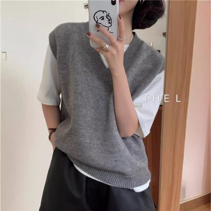 Moterų vilnonė liemenė - V kaklo, megztas raštas, siauras kirpimas, vilnos sudėtis 95%+