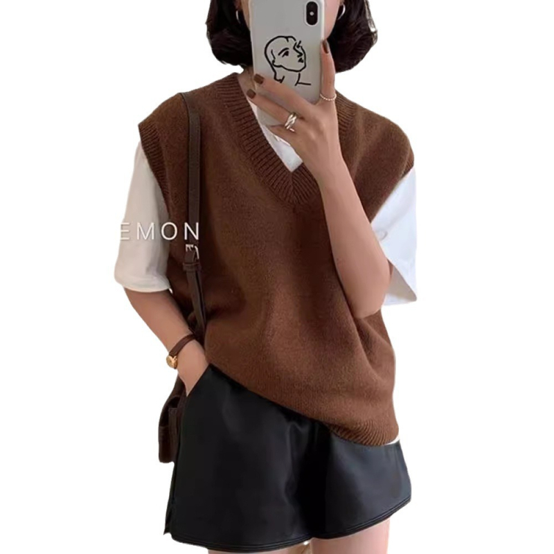 Moterų vilnonė liemenė - V kaklo, megztas raštas, siauras kirpimas, vilnos sudėtis 95%+