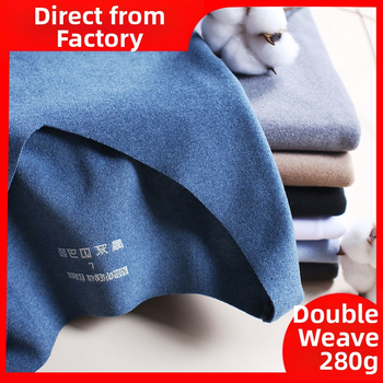 Vyrų be rankovių liemenė su V formos kaklu iš kationinio poliesterio audinio, tankus 251–300 g/m2, ruduo–žiema