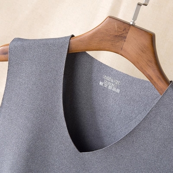 Vyrų be rankovių liemenė su V formos kaklu iš kationinio poliesterio audinio, tankus 251–300 g/m2, ruduo–žiema