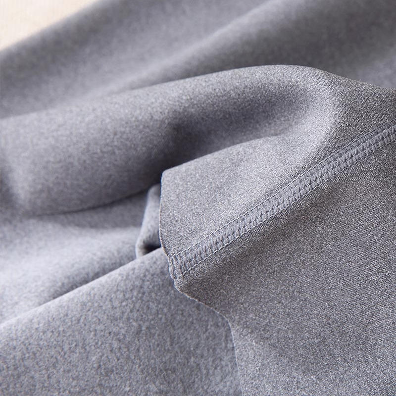 Vyrų be rankovių liemenė su V formos kaklu iš kationinio poliesterio audinio, tankus 251–300 g/m2, ruduo–žiema