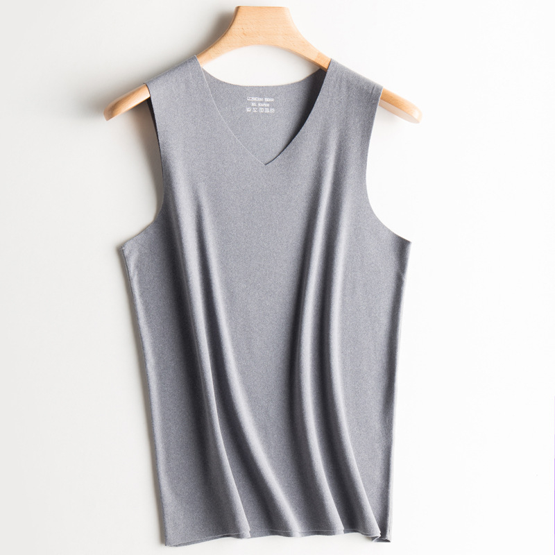 Vyrų be rankovių liemenė su V formos kaklu iš kationinio poliesterio audinio, tankus 251–300 g/m2, ruduo–žiema