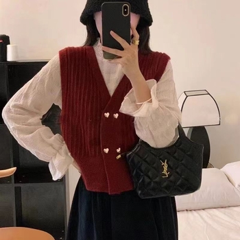 Moteriška megzta be rankovių liemenė su V formos kaklu, dvigubo užsegimo plokštelė, 3D raštas, akrilo-poliesterio mišinys