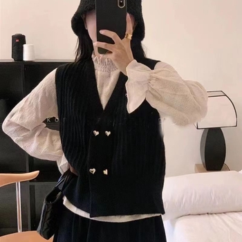 Moteriška megzta be rankovių liemenė su V formos kaklu, dvigubo užsegimo plokštelė, 3D raštas, akrilo-poliesterio mišinys