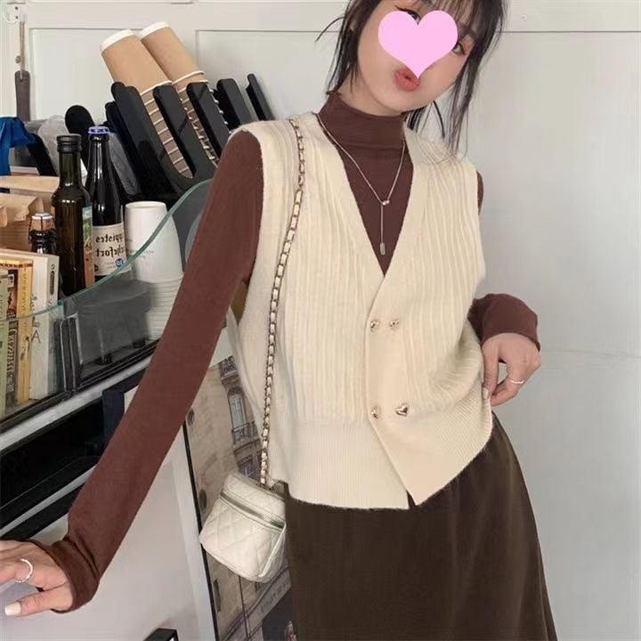 Moteriška megzta be rankovių liemenė su V formos kaklu, dvigubo užsegimo plokštelė, 3D raštas, akrilo-poliesterio mišinys