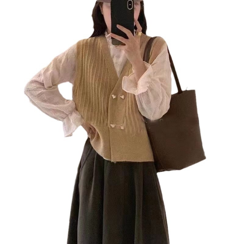 Moteriška megzta be rankovių liemenė su V formos kaklu, dvigubo užsegimo plokštelė, 3D raštas, akrilo-poliesterio mišinys