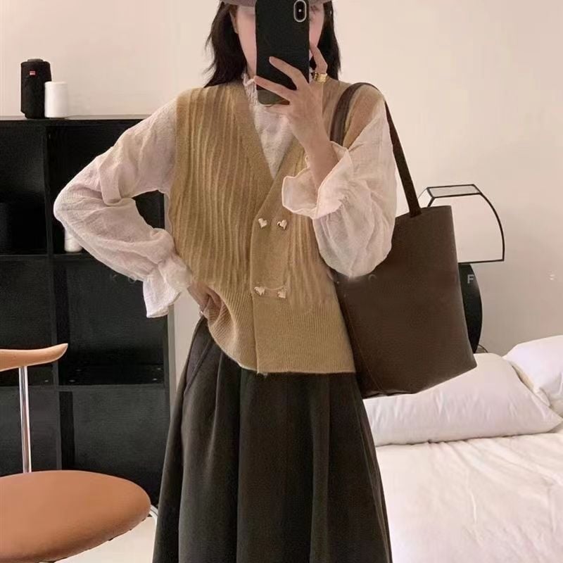 Moteriška megzta be rankovių liemenė su V formos kaklu, dvigubo užsegimo plokštelė, 3D raštas, akrilo-poliesterio mišinys