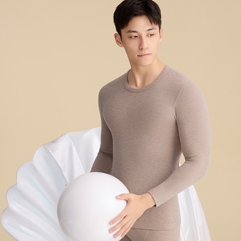 Termo komplekts ar pērļu proteīnu — maisījuma audums ar 79,8% poliestera; termiskais efekts; vidēja biezuma audums 181–200 g/m²; slaids piegriezums