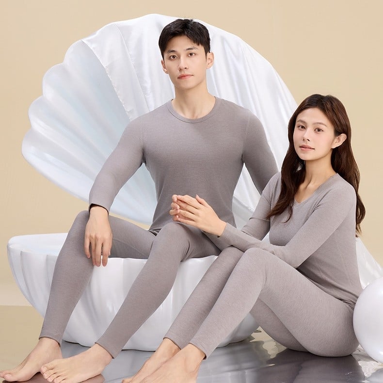 Termo komplekts ar pērļu proteīnu — maisījuma audums ar 79,8% poliestera; termiskais efekts; vidēja biezuma audums 181–200 g/m²; slaids piegriezums