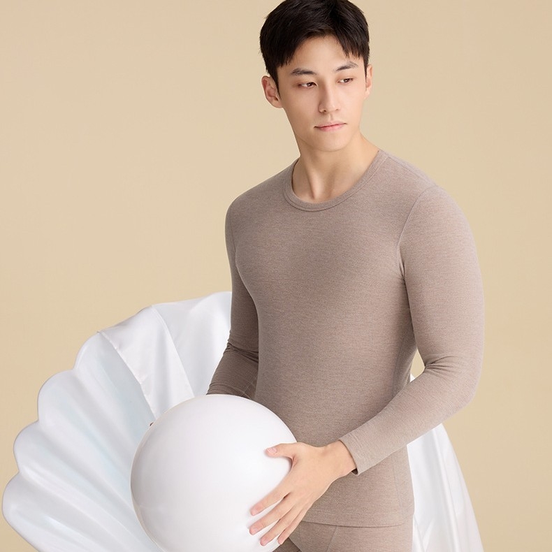 Termo komplekts ar pērļu proteīnu — maisījuma audums ar 79,8% poliestera; termiskais efekts; vidēja biezuma audums 181–200 g/m²; slaids piegriezums