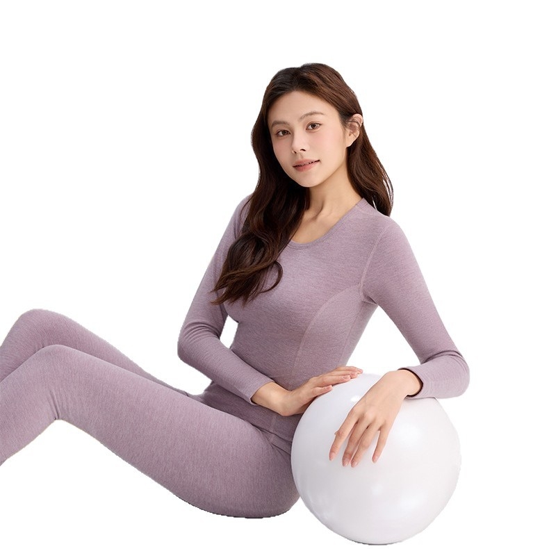 Termo komplekts ar pērļu proteīnu — maisījuma audums ar 79,8% poliestera; termiskais efekts; vidēja biezuma audums 181–200 g/m²; slaids piegriezums