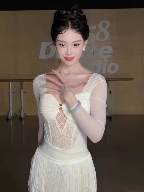 Suaugusiųjų Lotynų šokių suknelė su nėrinių viršutine dalimi ir kutais sijonu, nailonas 95%+, raukšlėta tekstūra, 2024 ruduo