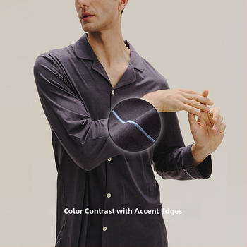 Vīriešu kokvilnas pidžamu komplekts ar atvērtu apkakli, garām piedurknēm un biksēm; kokvilnas maisījums 30–50%, vidējā biezuma; pavasaris un rudens; ērts mājas apģērbs jauniešiem