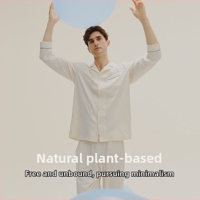 Vīriešu kokvilnas pidžamu komplekts ar atvērtu apkakli, garām piedurknēm un biksēm; kokvilnas maisījums 30–50%, vidējā biezuma; pavasaris un rudens; ērts mājas apģērbs jauniešiem