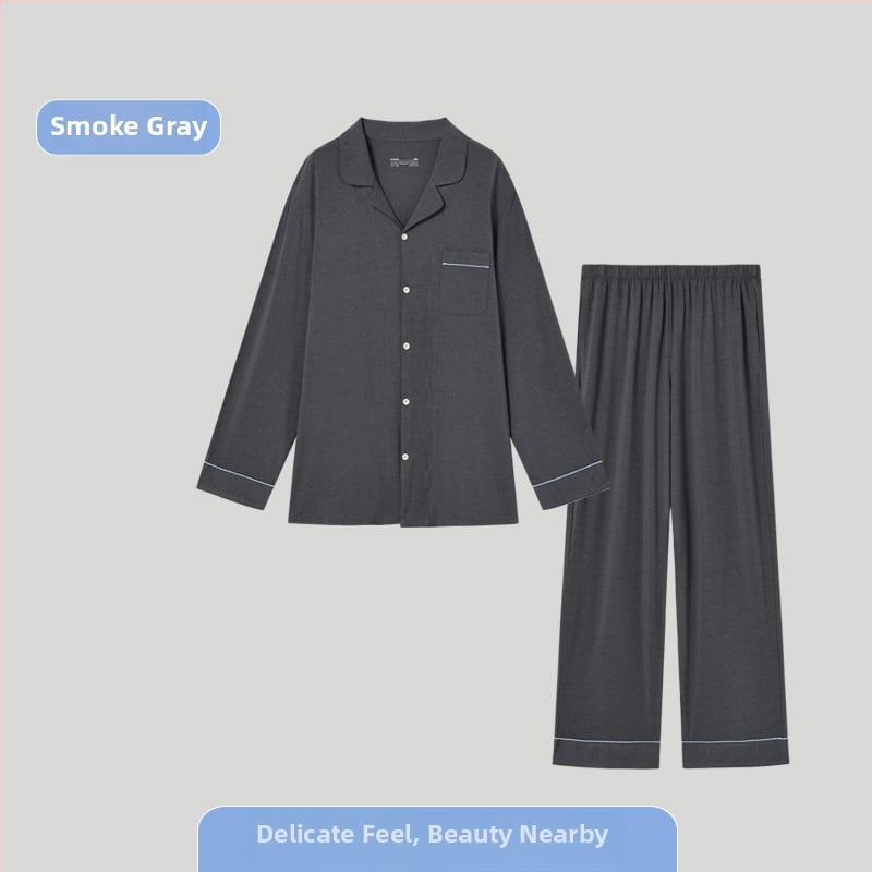 Vīriešu kokvilnas pidžamu komplekts ar atvērtu apkakli, garām piedurknēm un biksēm; kokvilnas maisījums 30–50%, vidējā biezuma; pavasaris un rudens; ērts mājas apģērbs jauniešiem