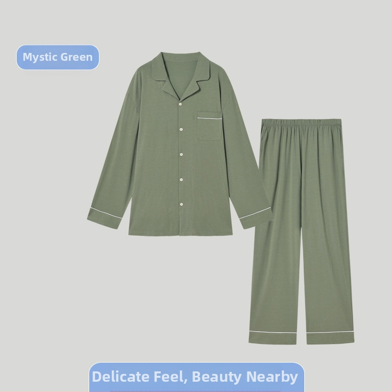 Vīriešu kokvilnas pidžamu komplekts ar atvērtu apkakli, garām piedurknēm un biksēm; kokvilnas maisījums 30–50%, vidējā biezuma; pavasaris un rudens; ērts mājas apģērbs jauniešiem