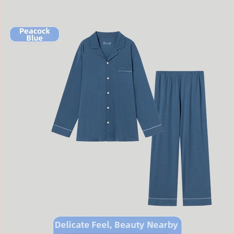 Vīriešu kokvilnas pidžamu komplekts ar atvērtu apkakli, garām piedurknēm un biksēm; kokvilnas maisījums 30–50%, vidējā biezuma; pavasaris un rudens; ērts mājas apģērbs jauniešiem