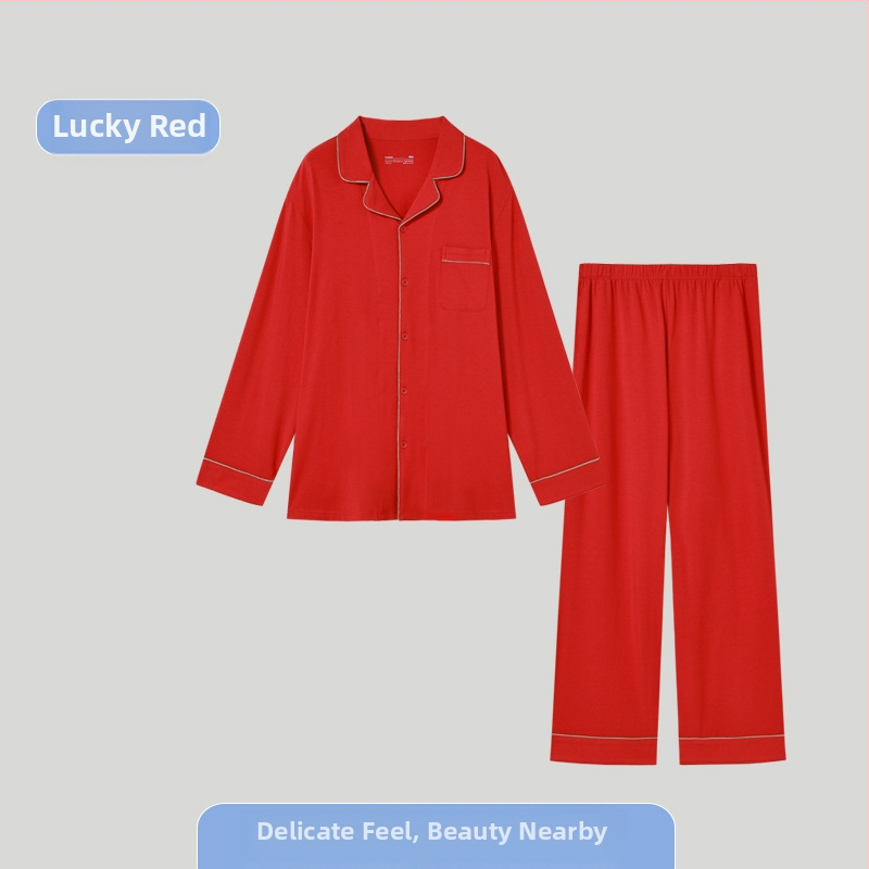 Vīriešu kokvilnas pidžamu komplekts ar atvērtu apkakli, garām piedurknēm un biksēm; kokvilnas maisījums 30–50%, vidējā biezuma; pavasaris un rudens; ērts mājas apģērbs jauniešiem