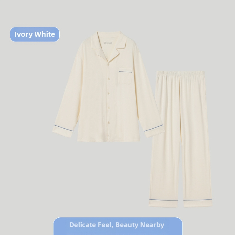 Vīriešu kokvilnas pidžamu komplekts ar atvērtu apkakli, garām piedurknēm un biksēm; kokvilnas maisījums 30–50%, vidējā biezuma; pavasaris un rudens; ērts mājas apģērbs jauniešiem