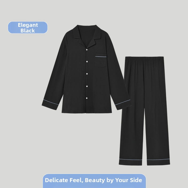 Vīriešu kokvilnas pidžamu komplekts ar atvērtu apkakli, garām piedurknēm un biksēm; kokvilnas maisījums 30–50%, vidējā biezuma; pavasaris un rudens; ērts mājas apģērbs jauniešiem