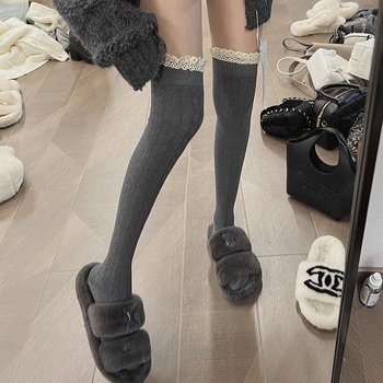 Kojinės virš kelio moterims, poliesterio–medvilnės audinys, 70–80% poliesteris, virš kelio ilgio, dvigubo mezgimo audinys