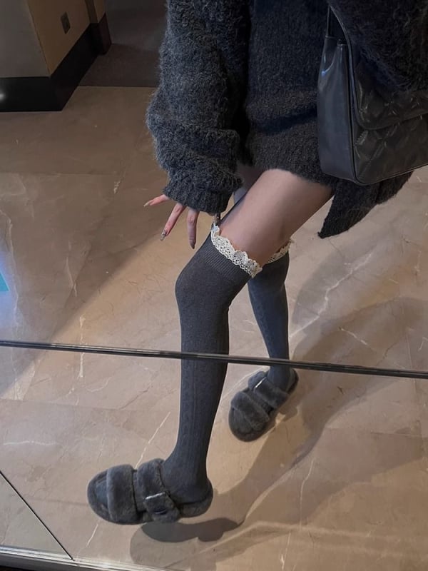 Kojinės virš kelio moterims, poliesterio–medvilnės audinys, 70–80% poliesteris, virš kelio ilgio, dvigubo mezgimo audinys