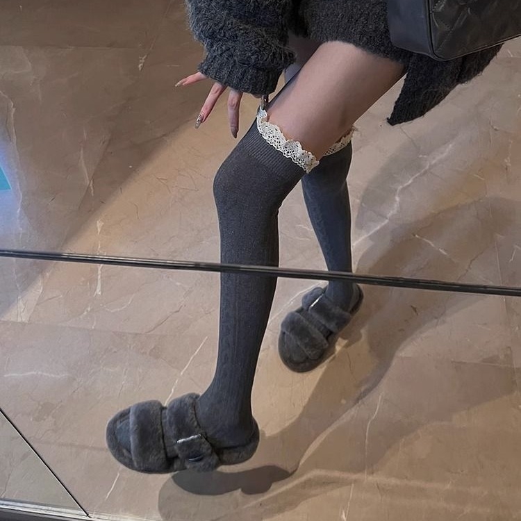 Kojinės virš kelio moterims, poliesterio–medvilnės audinys, 70–80% poliesteris, virš kelio ilgio, dvigubo mezgimo audinys